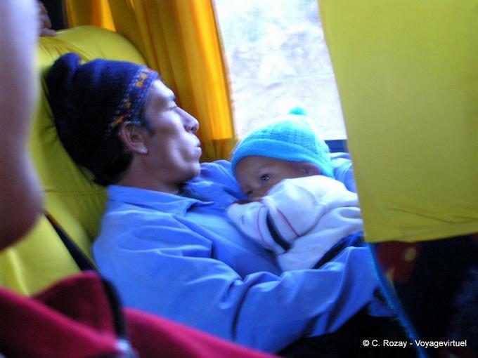 Padre di tenerezza sul bus tra Andahuaylas e Ayacucho -Perù