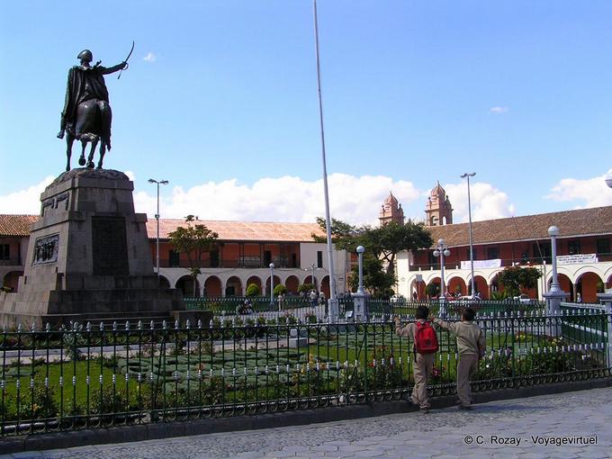 Statua equestre di Francisco Pizarro, Plaza Sucre, Ayacucho -Perù
