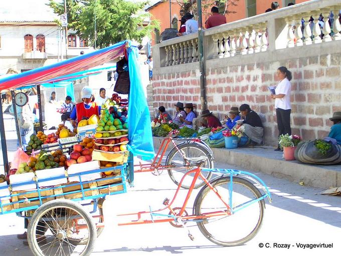 Tricicli e mercato della frutta a Templo de San Francisco de Asís, Ayacucho -Perù