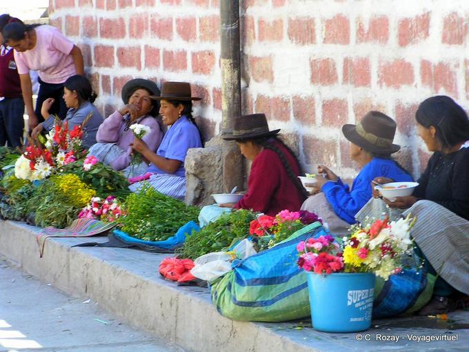 Piccolo marciapiede mercato e cappelli tipici, Ayacucho -Perù