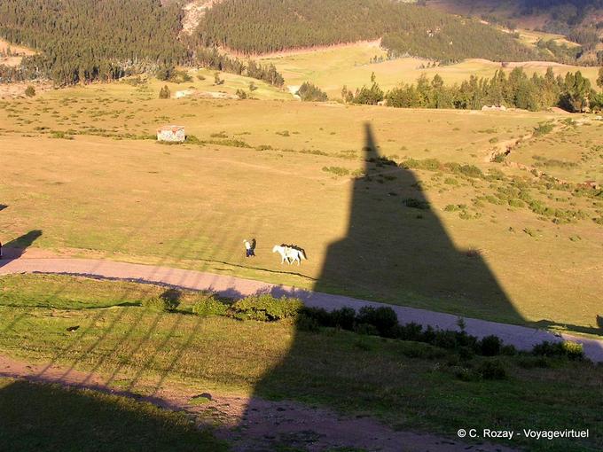 Ombra del monumento di vittoria, Ayacucho -Perù