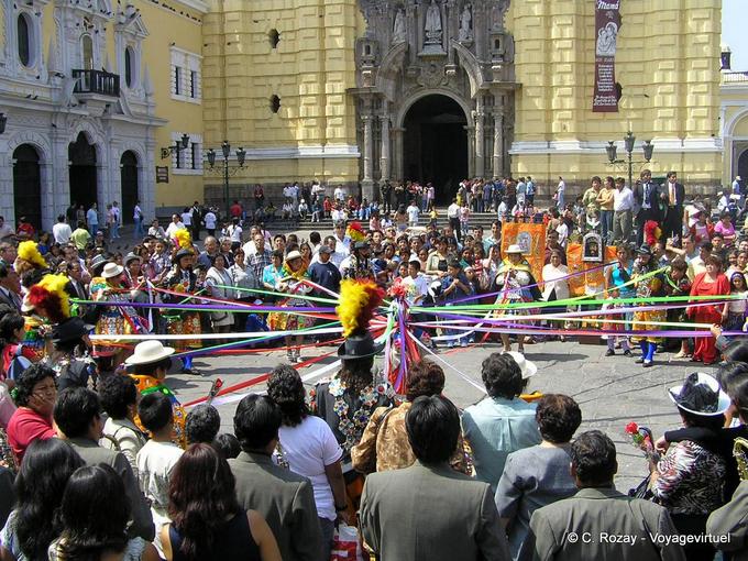 Danza tradizionale sulla piazza di San Francesco d'Assisi, Lima -Perù