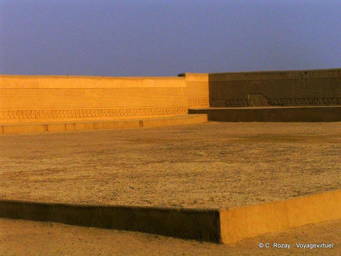 Ombre e luce su una cittadella di Chan Chan, capitale Chimu -Perù