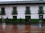 In attesa sotto la pioggia, Quito, Equador.