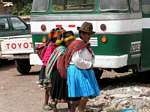 Discendenti degli Inca prima del bus, Pisac, Perù.