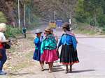 Cholitas in Pollera e ahuayo, abito tradizionale delle donne, Pisac, Perù.