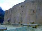 Ollantaytambo, il tempio rimane in blocchi di porfido rosso e il sollievo della Pachamama, Perù.
