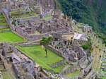Il Tempio del Sole e il Mausoleo, Machu Picchu, Perù.