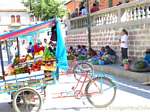 Tricicli e mercato della frutta a Templo de San Francisco de Asís, Ayacucho, Perù.