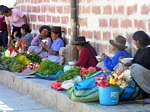 Piccolo marciapiede mercato e cappelli tipici, Ayacucho, Perù.