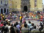 Danza tradizionale sulla piazza di San Francesco d'Assisi, Lima, Perù.