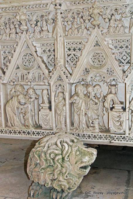 Close-up su sculture funerarie, tomba di Ines de Castro, Alcobaça - Portogallo