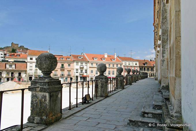 La città funziona dal piazzale del monastero, Alcobaça - Portogallo