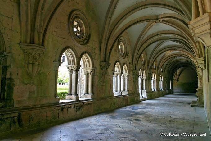 Archi della galleria Chiostro del Silenzio, Alcobaça - Portogallo