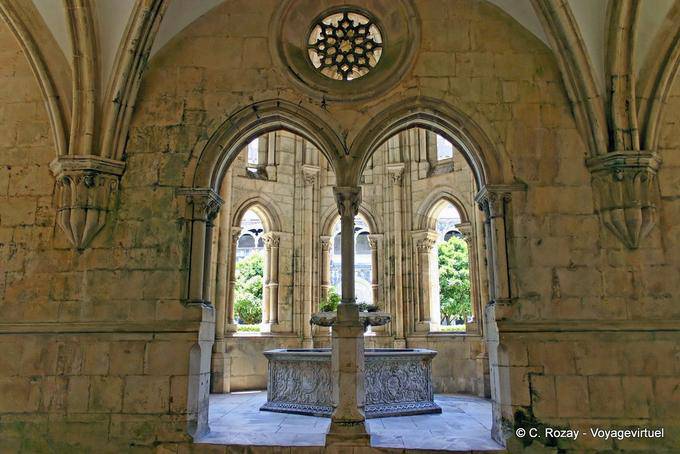 La fontana pentagonale nel chiostro, il Monastero di Alcobaça - Portogallo