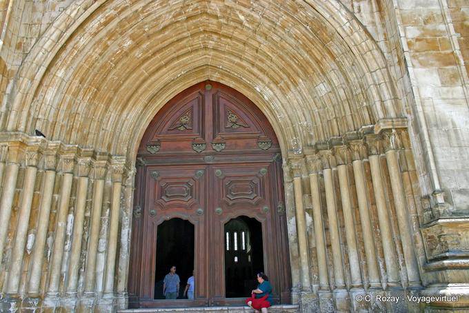 Il portale della chiesa, monastero cistercense di Alcobaça - Portogallo