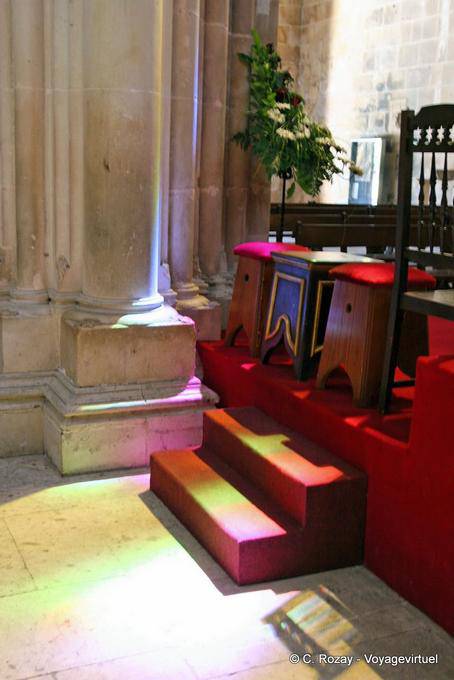 All'interno arcobaleno cielo, chiesa del Monastero di Batalha - Portogallo