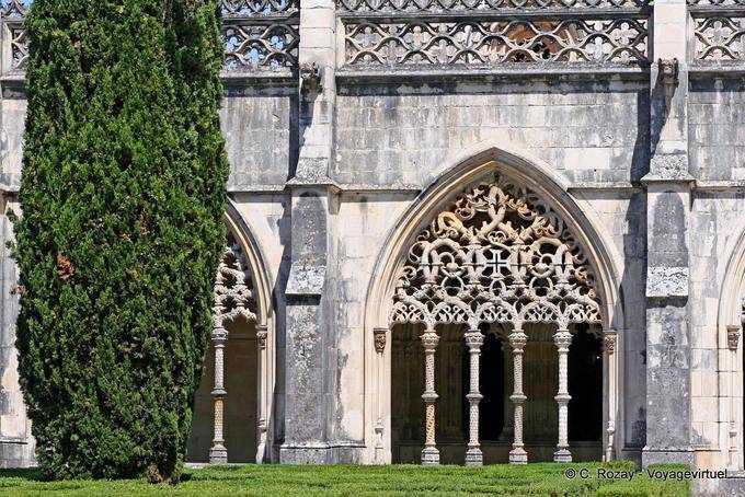Il chiostro manuelino, visualizzare dal giardino, Batalha - Portogallo