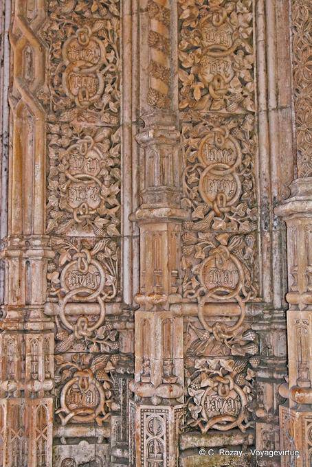 Batalha, motto reale scolpita sul portale della cappella imperfetta - Portogallo