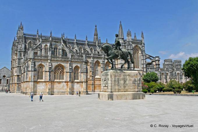 La Cappella del Fondatore e la statua di Nuno Alvares Pereira Batalha - Portogallo