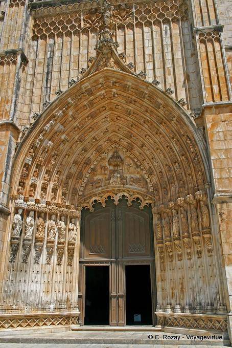 Il portale principale con timpano e archi, ad ovest del monastero di Batalha - Portogallo
