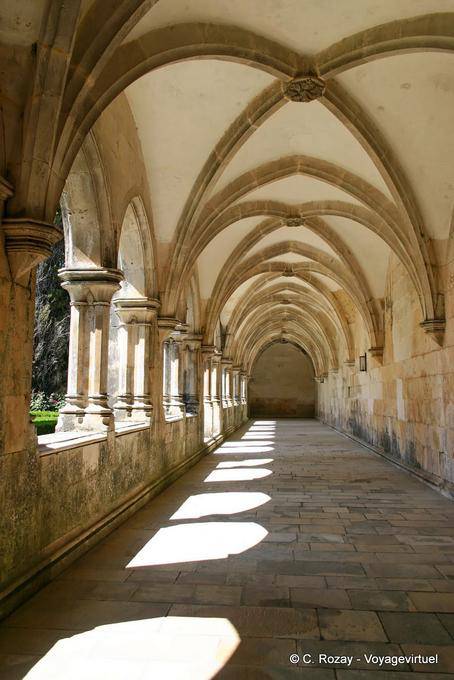 Gli archi della passerella, chiostro Alfonso V, Batalha - Portogallo
