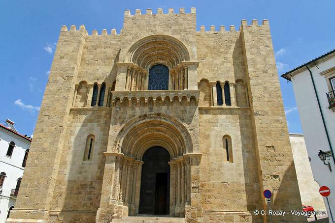 La facciata principale della Sé Velha, Coimbra - Portogallo