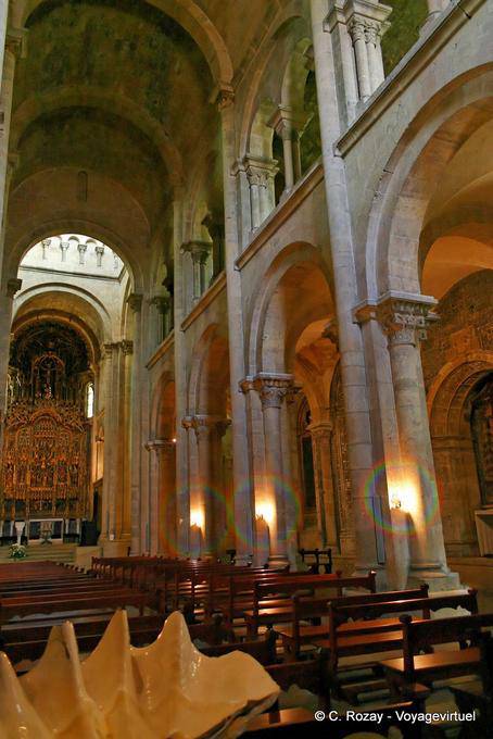 La navata della cattedrale Sé Velha, Coimbra - Portogallo