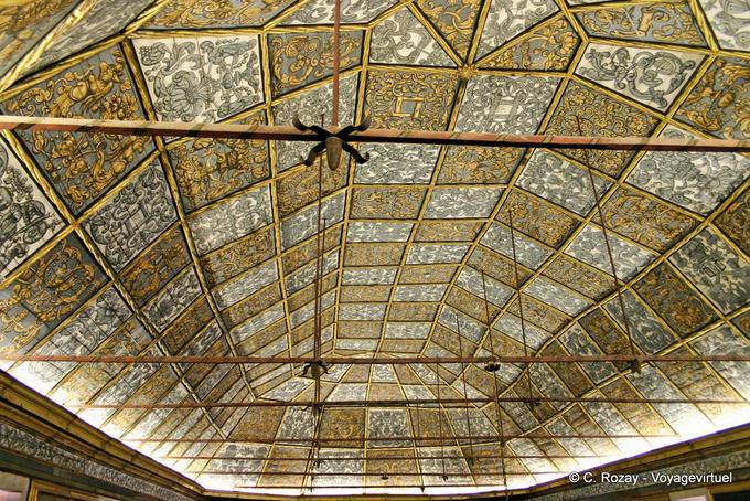 Soffitto della Sala dos Capelos, opera del pittore Jacinto Pereira da Costa, brutescos esperto, dipinto nel 1655, università, Coimbra - Portogallo