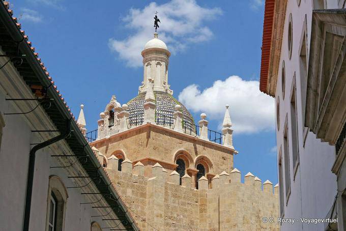 Coimbra, un'altra vista della torre e merli, Sé Velha - Portogallo