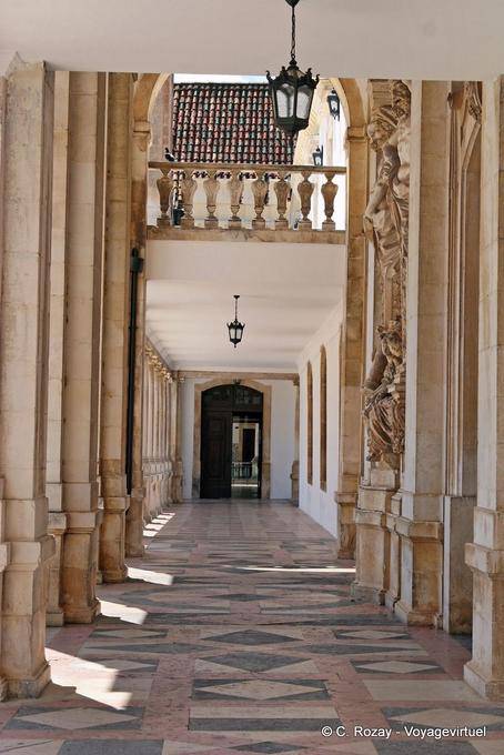 Colonne di marmo, piazzale della Magna dell'Università, Coimbra - Portogallo