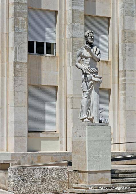 Statua di fronte alla Facoltà di Lettere, Coimbra - Portogallo