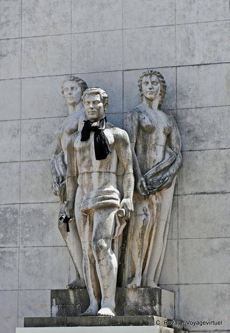 Statua Tripla di fronte alla biblioteca, Largo Porta Férrea, Coimbra - Portogallo