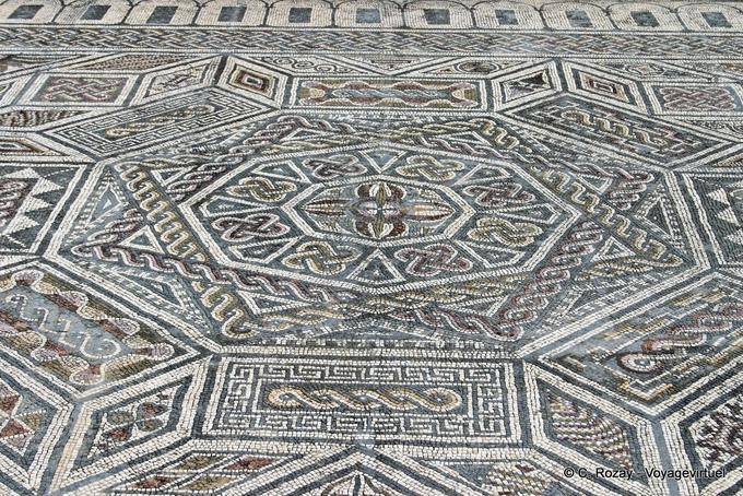 Scheletri House, il pavimento a mosaico in camera, Conimbriga - Portogallo