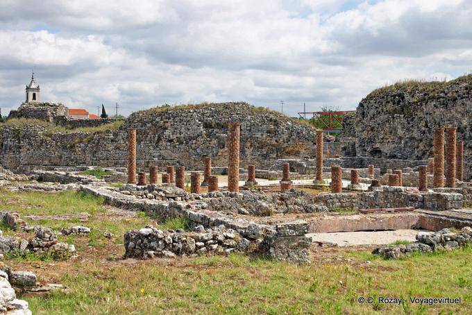 Le colonne della casa di canto (Casa de Cantaber) e muro perimetrale, Conimbriga - Portogallo