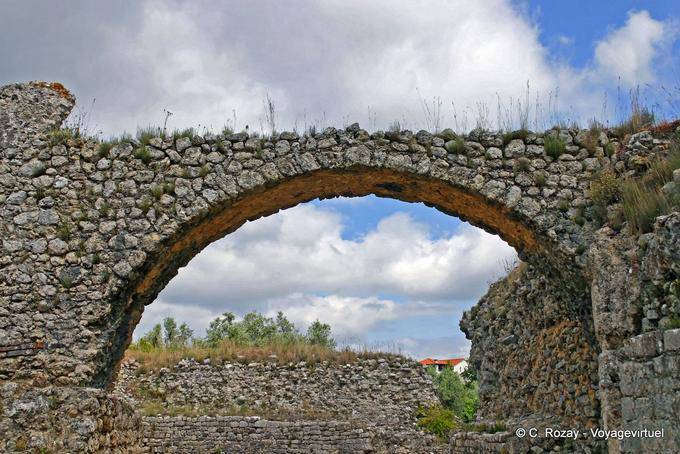 Arco ponte acquedotto di pietra a secco, Conimbriga - Portogallo