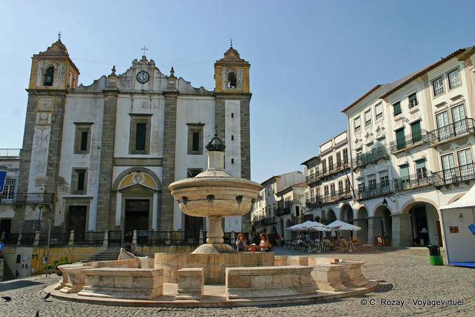 Piazza Giraldo, fontana e la chiesa di Santo Antao, Evora - Portogallo