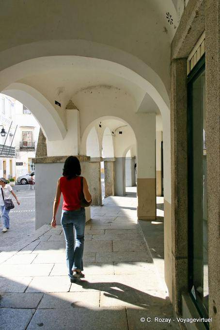 Sotto i portici di Praça de Giraldo, Évora - Portogallo