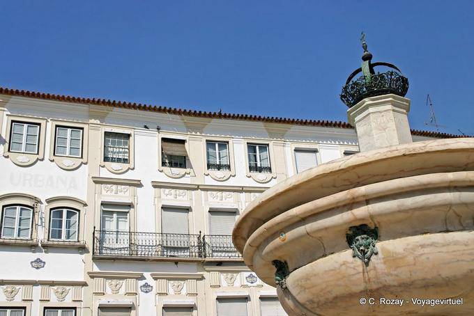 Fontana e la facciata della Praça de Giraldo, Évora - Portogallo