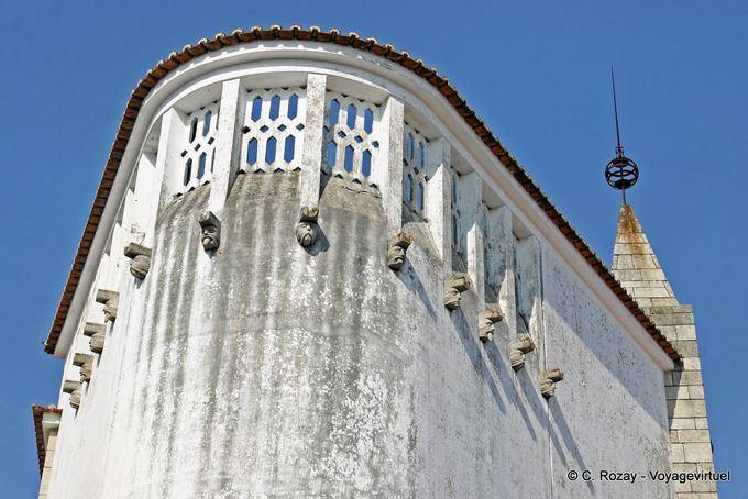 Évora, Patio do Salema, teste scolpite che tirano la lingua - Portogallo