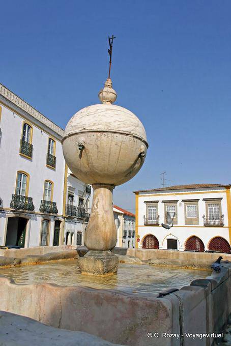 Fontaine posto rinascita della porta moresca, Évora - Portogallo