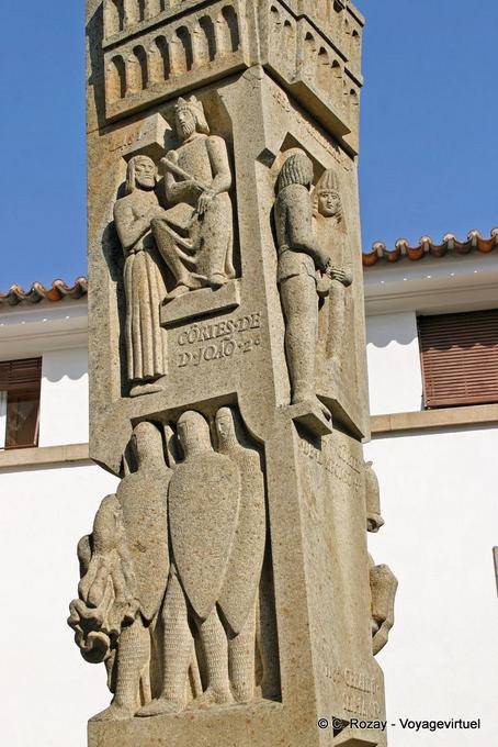 Totem in un patio, Largo da Porta de Moura, Évora - Portogallo