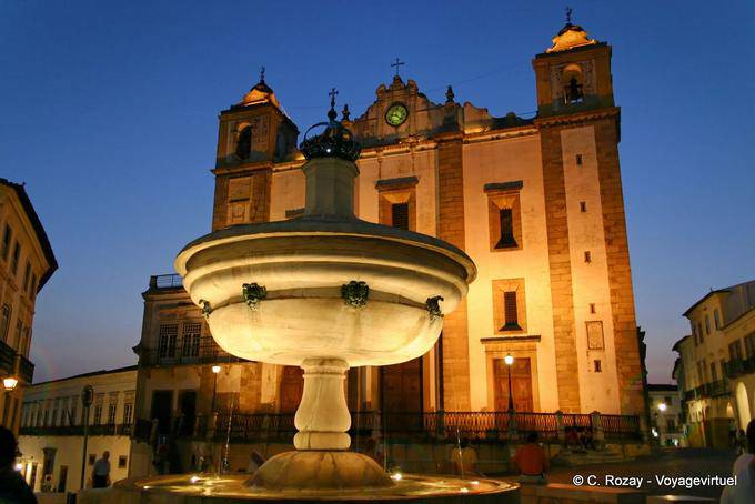 Giraldo Square at night, Évora - Portogallo