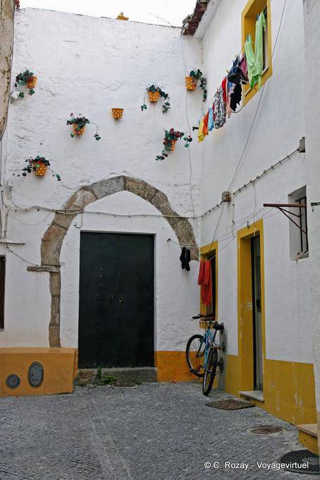 Évora, cortile di una tipica casa - Portogallo
