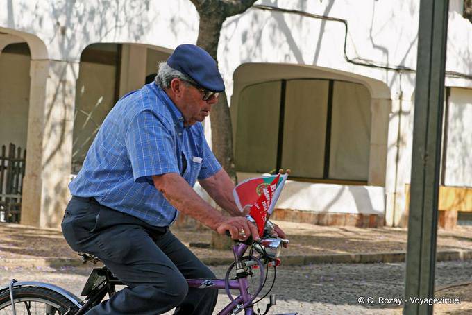 Il ciclista con bandiere, Lagos - Portogallo