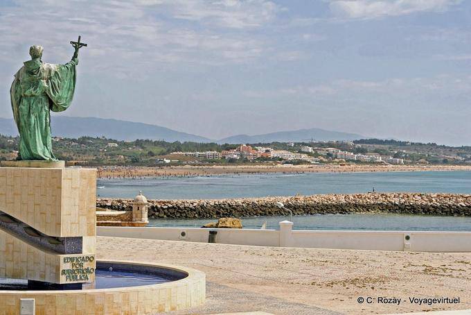 Guardando oltre Meia dalla terrazza di Sao Goncalo, Lagos - Portogallo