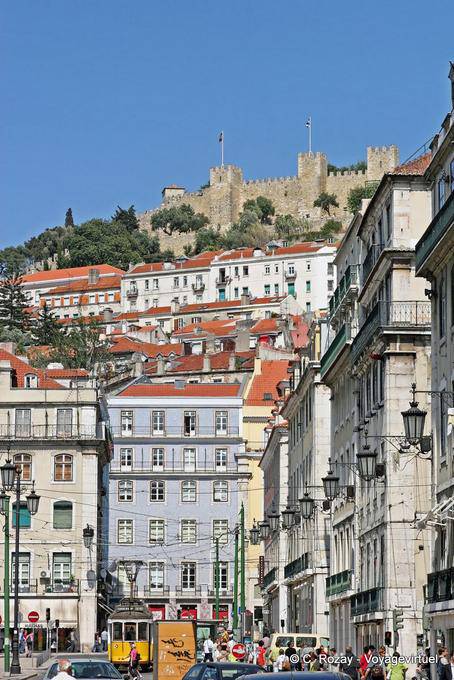 Vista del castello da Piazza Figueira, Lisbona - Portogallo
