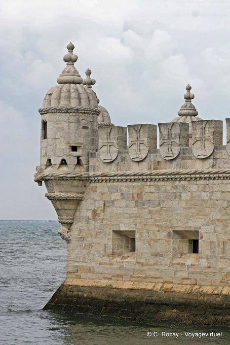 Le torri moresche e merli della Torre di Belém, Lisbona - Portogallo