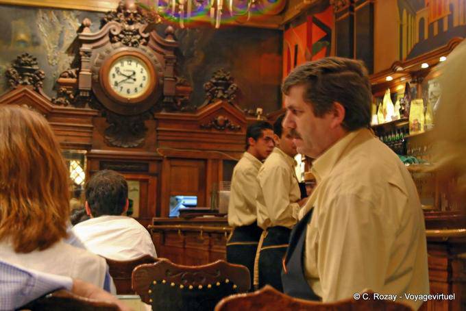 L'interno della fabbrica di birra barocco, A Brasileira, Chiado, Lisbona - Portogallo