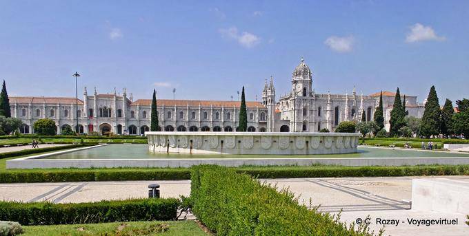Panorama dal giardino stagno, indietro Jerónimos Monastero, Lisbona - Portogallo